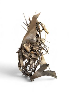 sculpture représentant un homme à cheval, réalisée en métal