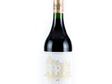 la bouteille de vin est posée sur une surface blanche