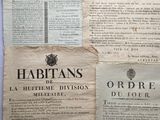 Plusieurs vieux papiers sont posés les uns à côté des autres sur une table.