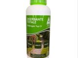 un gros plan d'un flacon de produit répulsif sur fond blanc
