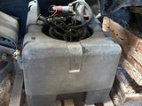 une image d'un tas de ferraille dans un garage