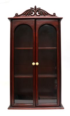 une photo d'une vitrine en bois avec des portes vitrées