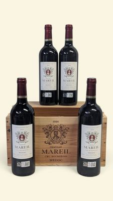 trois bouteilles de vin rouge dans une caisse en bois sur fond blanc