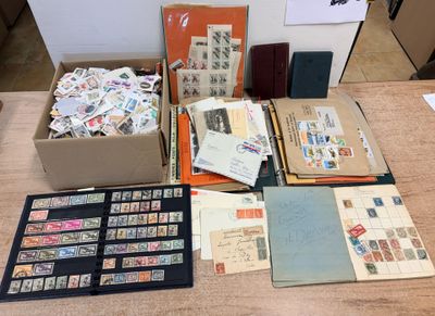 de nombreux types de timbres sur la table