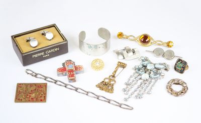 beaucoup de bijoux sur une surface blanche