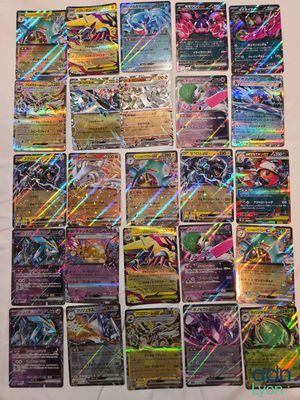 gros plan d'un paquet de cartes pokemon sur une table