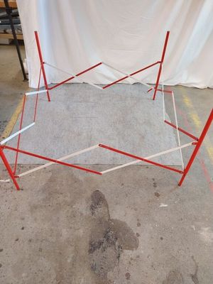 une photo d'un cadre rouge et blanc dans un entrepôt
