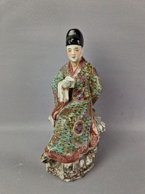 une image représentant une figurine de femme vêtue d'un kimono