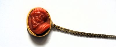 la photo d'un collier portant la photo d'une femme