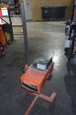 une machine posée sur un support dans un garage