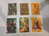 quatre cartes aux motifs différents sont posées sur une surface blanche