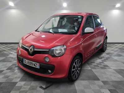 la voiture rouge est garée dans le garage sur le sol en damier