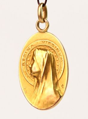 l'image d'une médaille d'or sur laquelle figure le visage d'une femme
