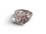 gros plan d'une bague en diamant sur fond blanc