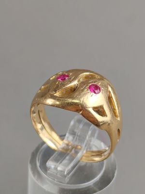 BAGUE en or jaune (750/°°°) double serpent, les yeux sertis …