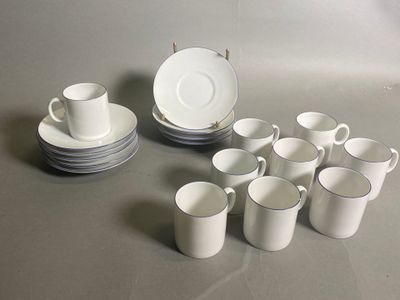 un grand nombre de tasses et de soucoupes sur une table