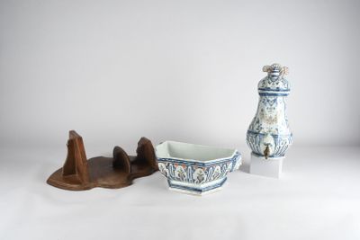 trois pièces de poterie posées sur une surface blanche