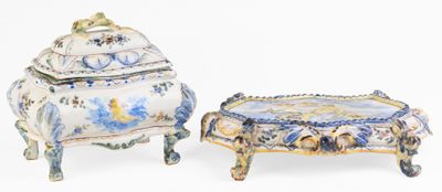 deux pièces de porcelaine posées l'une sur l'autre sur une surface blanche