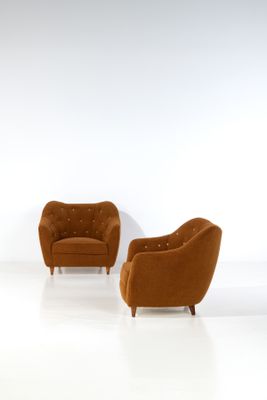 deux chaises marron dans une pièce blanche aux murs blancs
