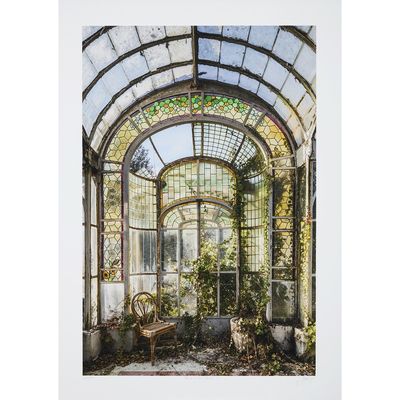 une image représentant une photo d'une fenêtre dans un vieux bâtiment