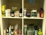 une étagère sur laquelle sont disposés de nombreux types de produits de soin de la peau
