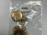 un gros plan sur un cadenas doré entouré d'une chaîne