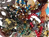 une pile de bijoux assortis sur une surface blanche