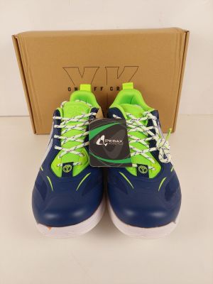 une paire de baskets bleues et vertes avec une boîte en arrière-plan