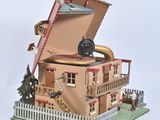 une maquette en carton représentant une maison surmontée d'une horloge