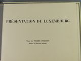 un livre ouvert avec un titre en noir et blanc
