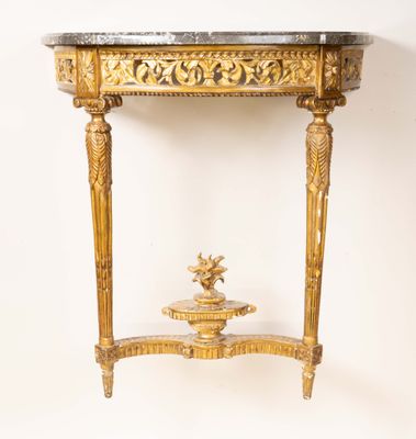 une console ancienne avec un plateau en marbre et des décorations à la feuille d'or