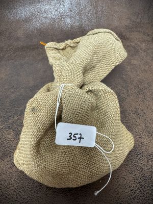 un gros plan sur un sac de burlock muni d'une étiquette de prix