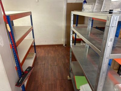 une pièce avec des étagères et des cartons posés par terre