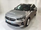 une voiture argentée garée sur un sol blanc dans une pièce
