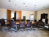 une salle de réunion équipée d'une table et de chaises