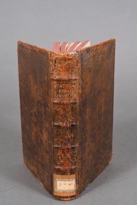 un vieux livre à la couverture rouge posé sur une table