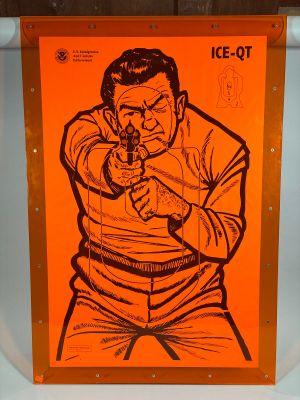 un dessin représentant un homme tenant un pistolet à la main