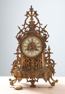 BERTRES à Moulins. Pendule en bronze doré à décor de rinceau…