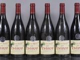 six bouteilles de vin sont alignées sur une table