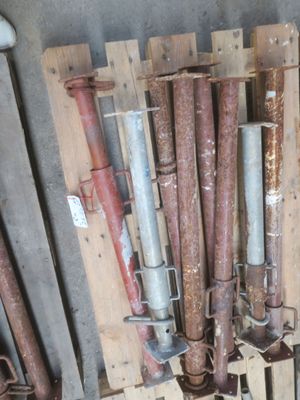 de nombreux tuyaux empilés sur une palette