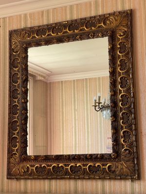 un miroir accroché au mur d'une pièce