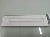 une boîte blanche contenant un stylo, posée sur une table
