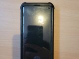 quelqu'un prend une photo d'un téléphone portable dans lequel on voit son reflet