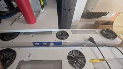 une plaque de cuisson blanche équipée d'un ventilateur