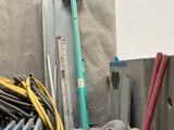 un tas d'objets métalliques divers dans un local de stockage