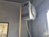 un petit climatiseur suspendu au plafond dans une pièce