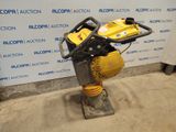 un gros plan d'une machine posée sur un socle devant un mur