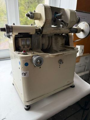 Machine d'opticien à biseauter pour verres rond