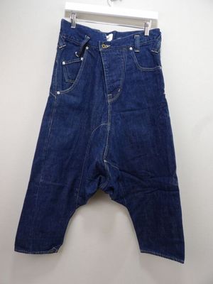 un gros plan sur un jean suspendu à un cintre