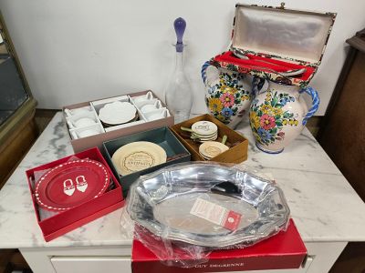 une table sur laquelle se trouvent plusieurs objets